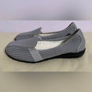 comfort well  by beacon Women's Gray Textured Loafers